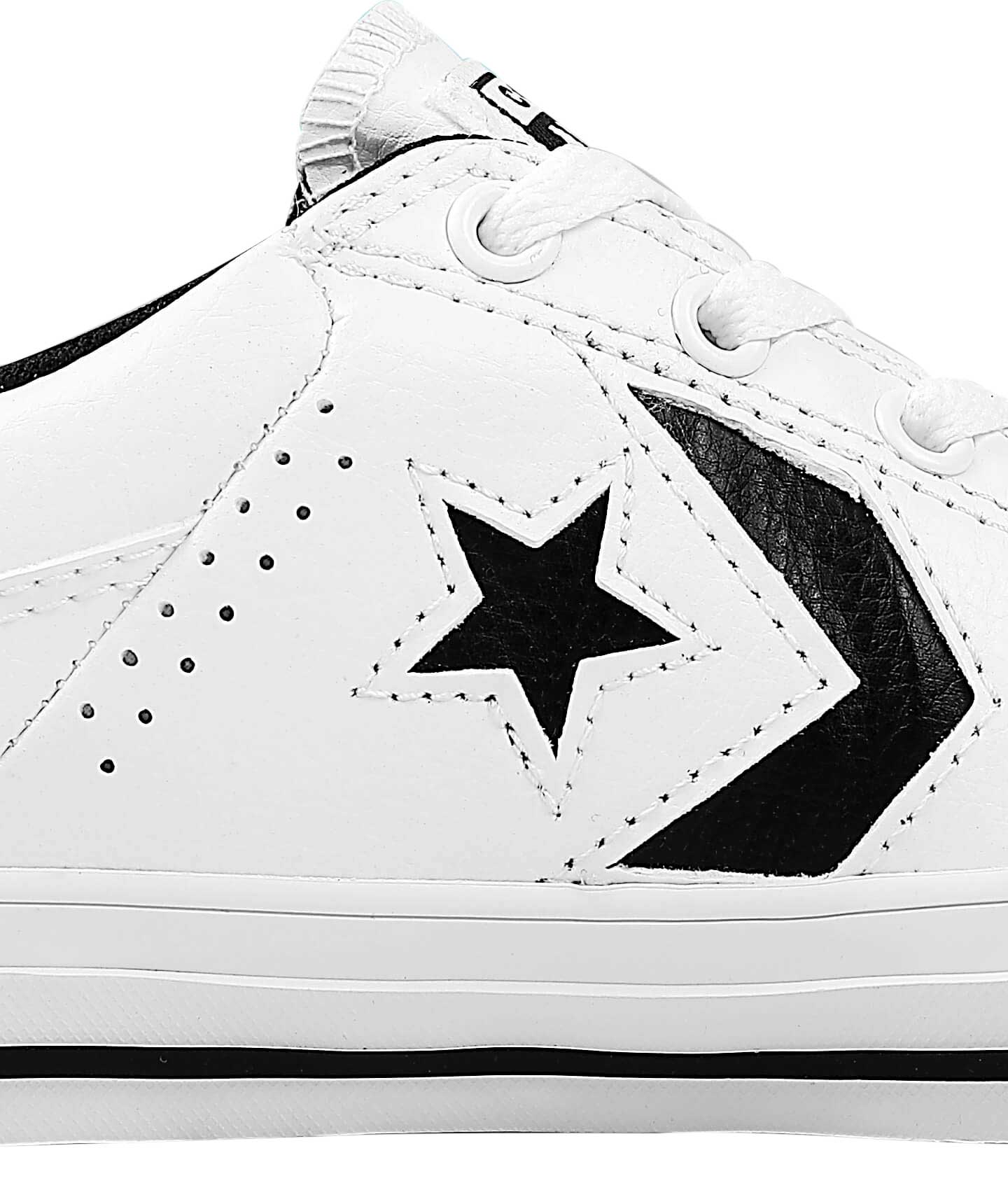 Tenis Converse Tre Star Blancos en Choclo Tipo Piel para Niños Close up patch