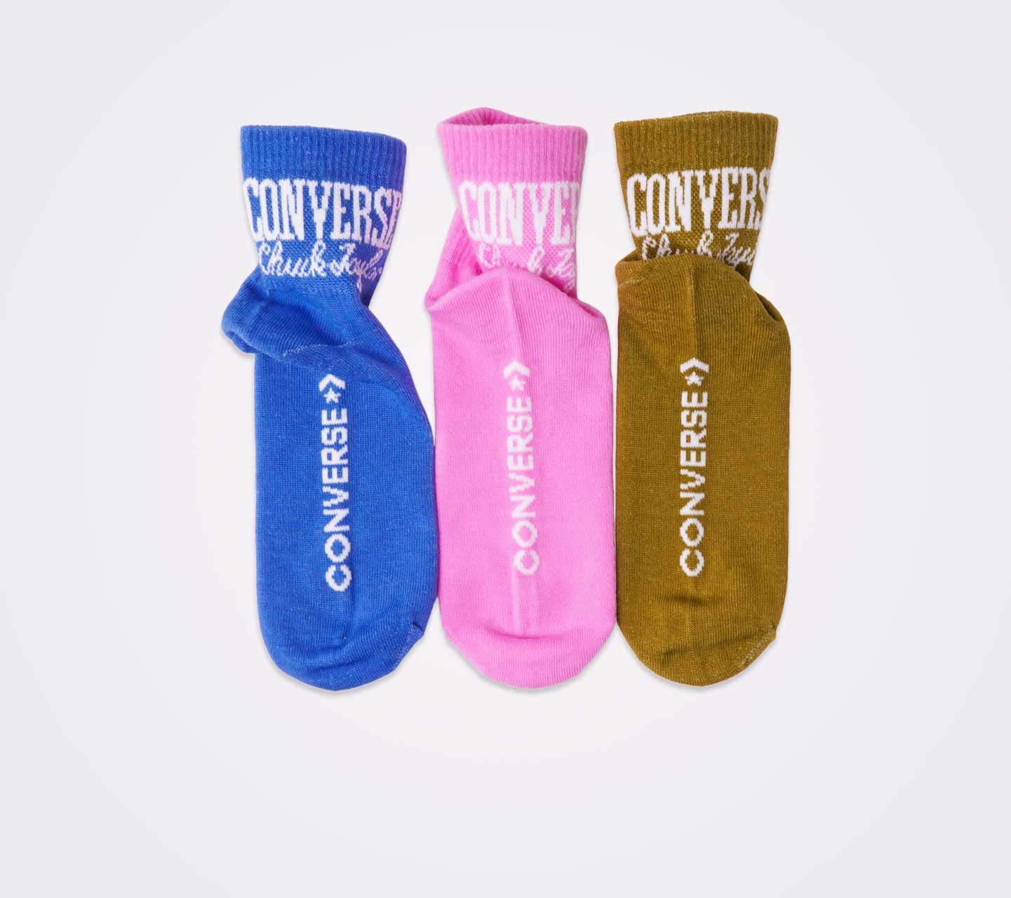 Calcetas Converse Clásicas Tripack Multicolor Con Logo Blanco para Mujer Vista del talón con logo