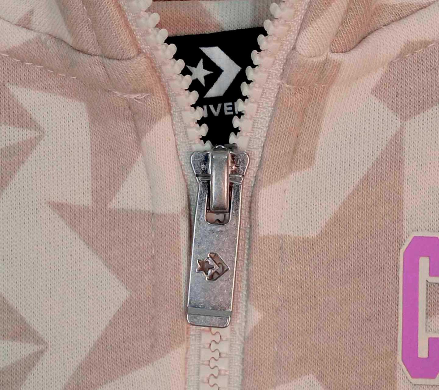 Conjunto Estampado Converse Multicolor para Niña Close up al cierre