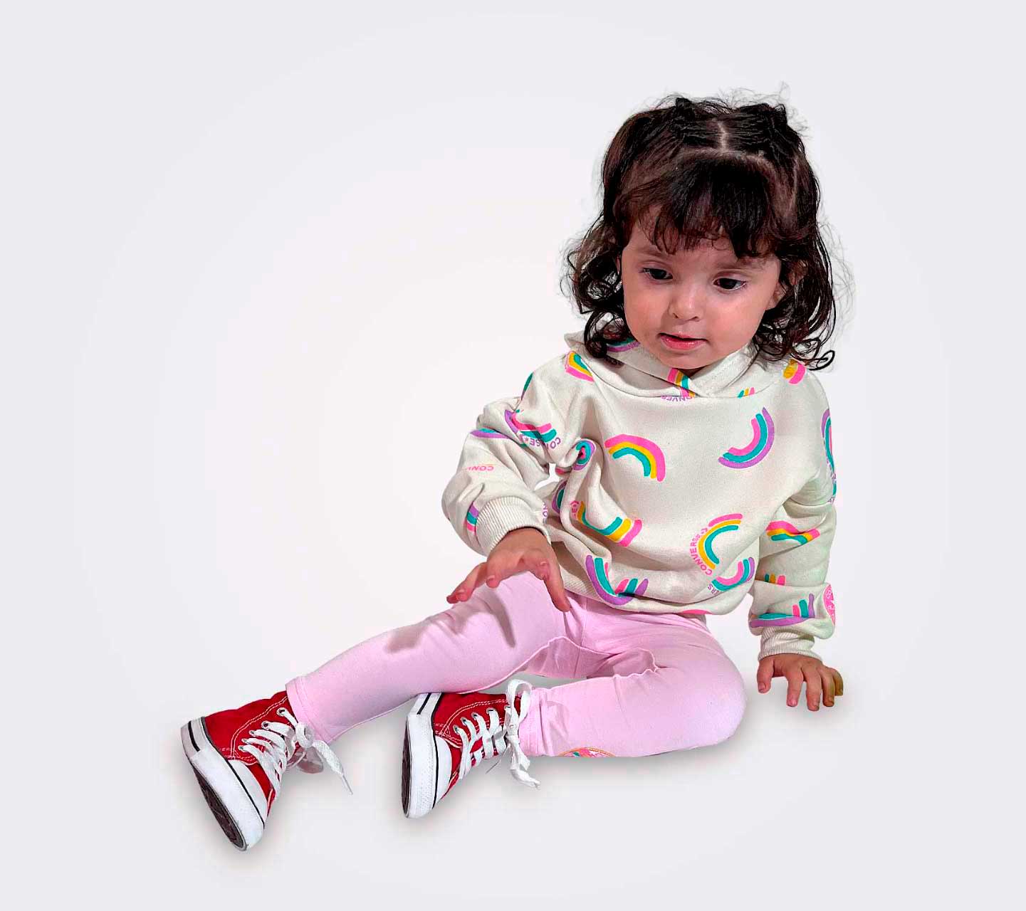 Conjunto Converse Arcoíris Rosa Unisex Vista con modelo de lifestyle