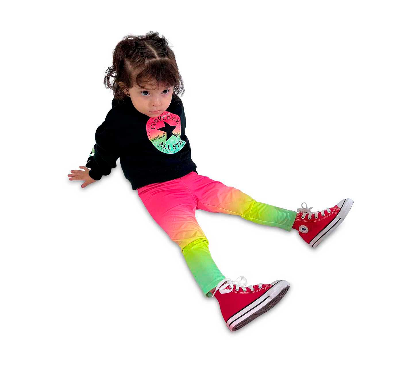 Conjunto Converse Multicolor para Niños Vista con modelo de lifestyle