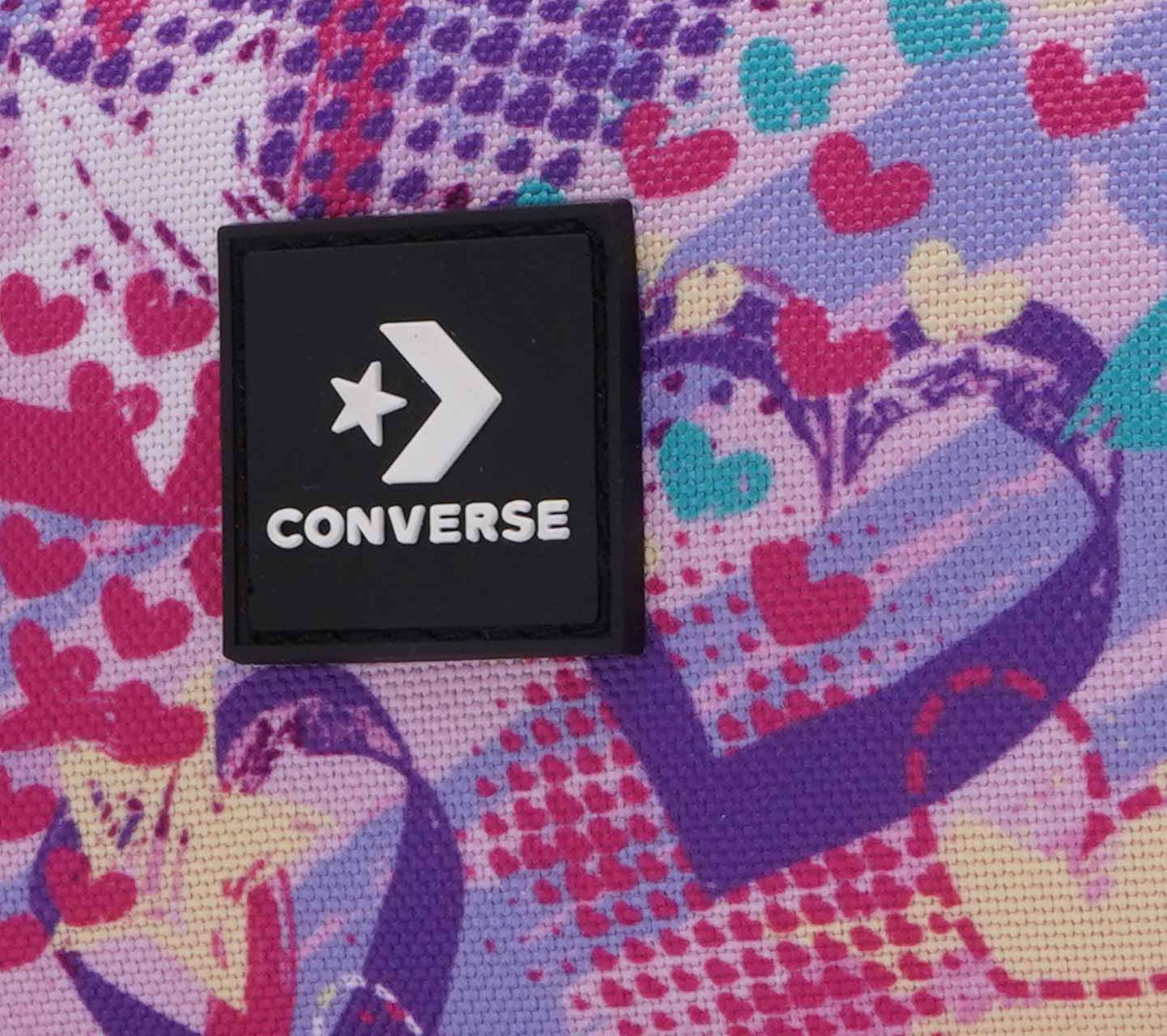 Lapicera Converse BTS 24 Multicolor y Grafico de Corazones Unisex Close up al logo