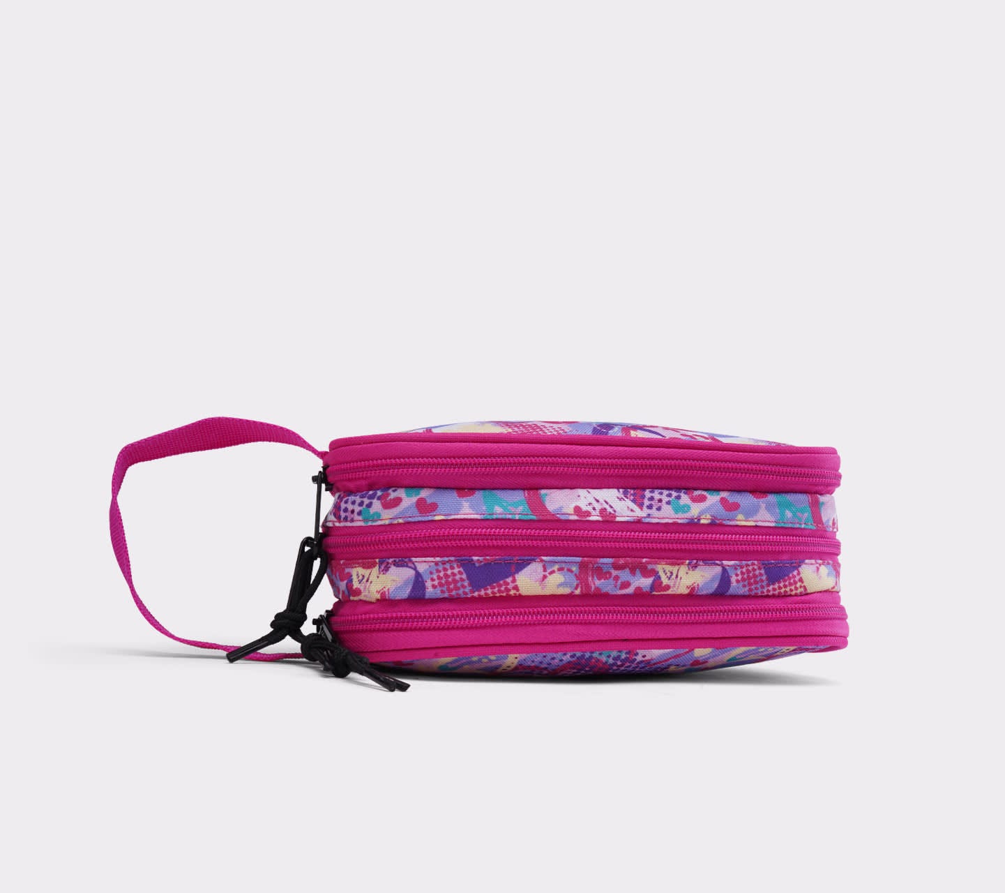 Lapicera Converse BTS 24 Multicolor y Grafico de Corazones Unisex Close up al cierre