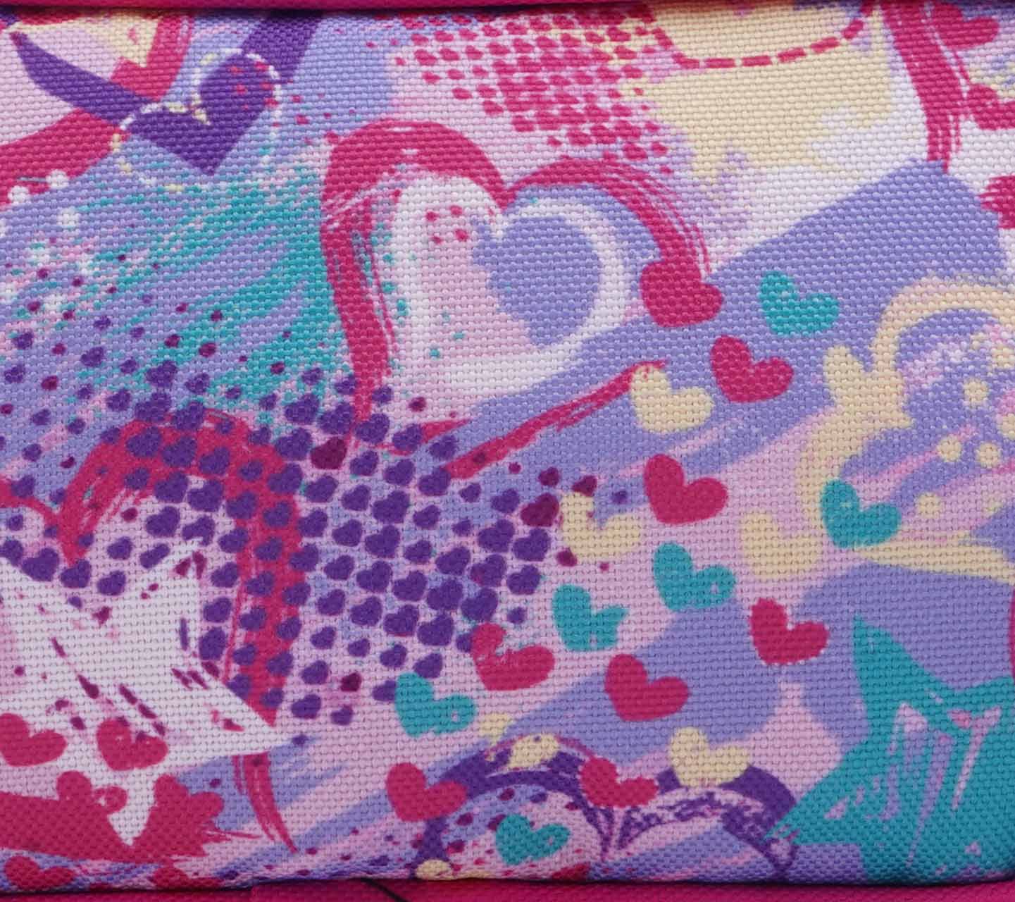 Lapicera Converse BTS 24 Multicolor y Grafico de Corazones Unisex Vista del estampado