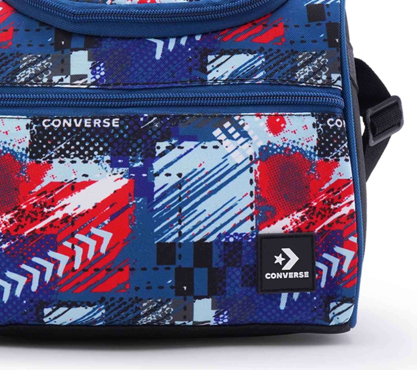 Lonchera Converse BTS 24 Multicolor y Contrastes Rojo Unisex Close up al logo