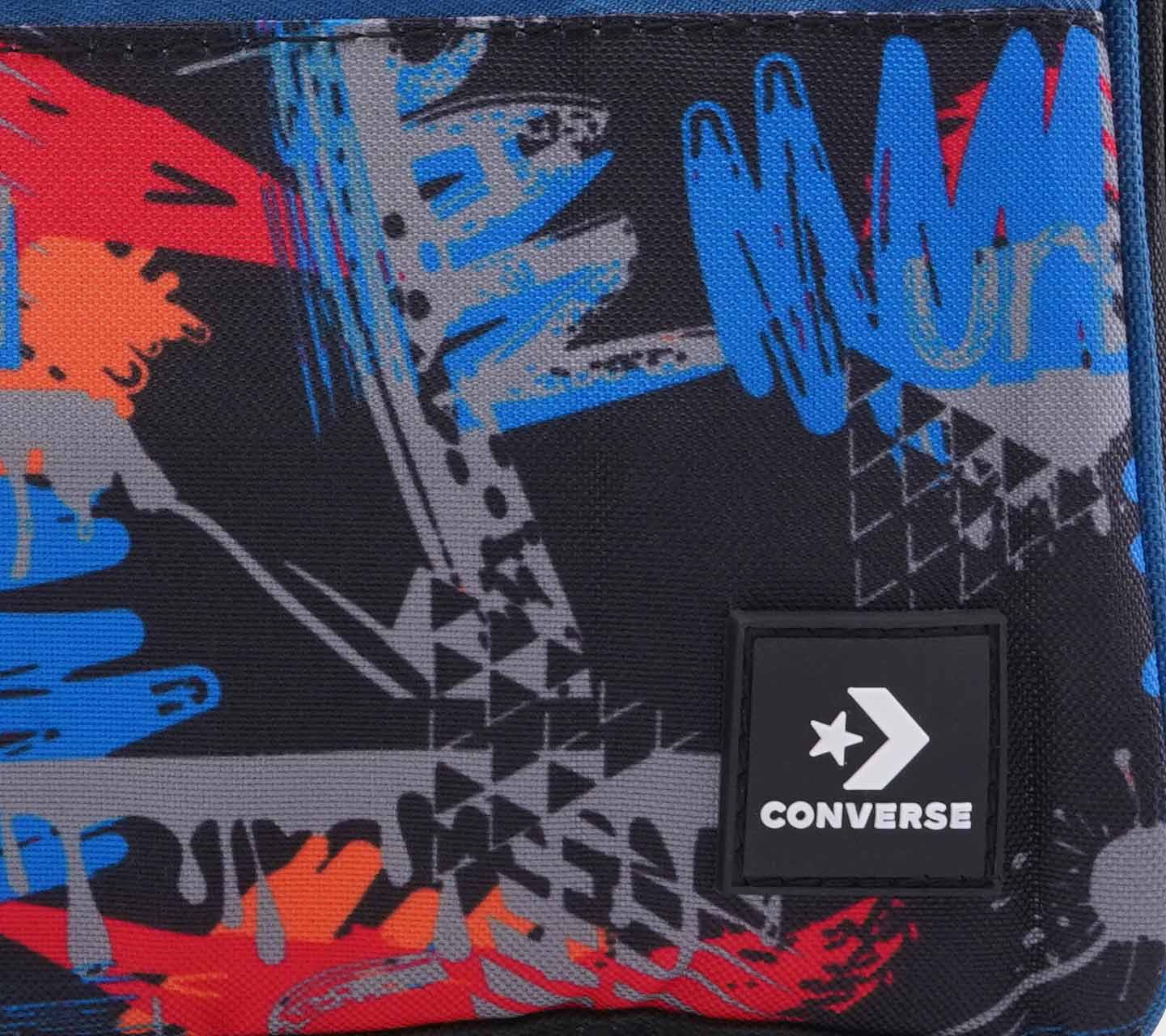 Lonchera Converse BTS 24 Multicolor con Fondo Negro Unisex Close up al logo