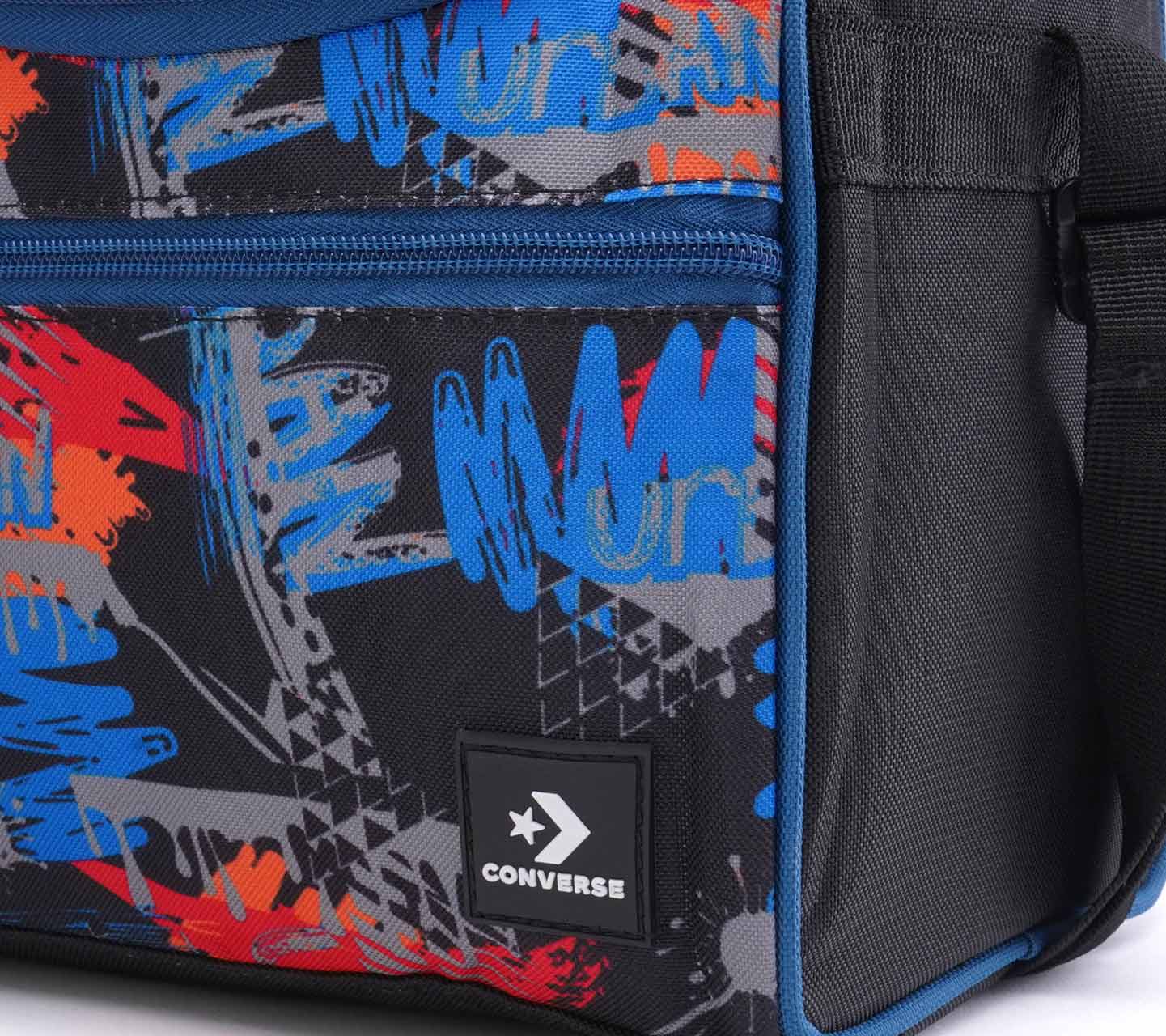 Lonchera Converse BTS 24 Multicolor con Fondo Negro Unisex Close up parte inferior
