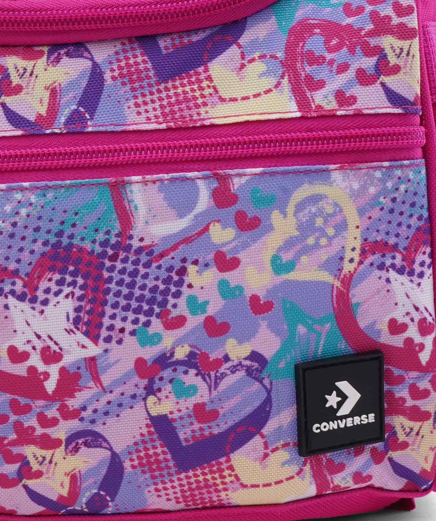 Lonchera Converse BTS 24 Multicolor y Grafico de Corazones Unisex Close up parte inferior