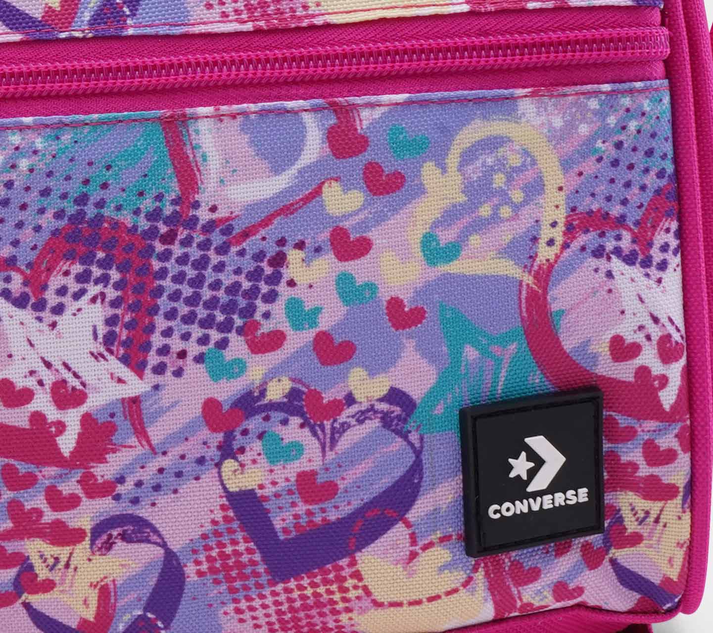 Lonchera Converse BTS 24 Multicolor y Grafico de Corazones Unisex Close up al logo