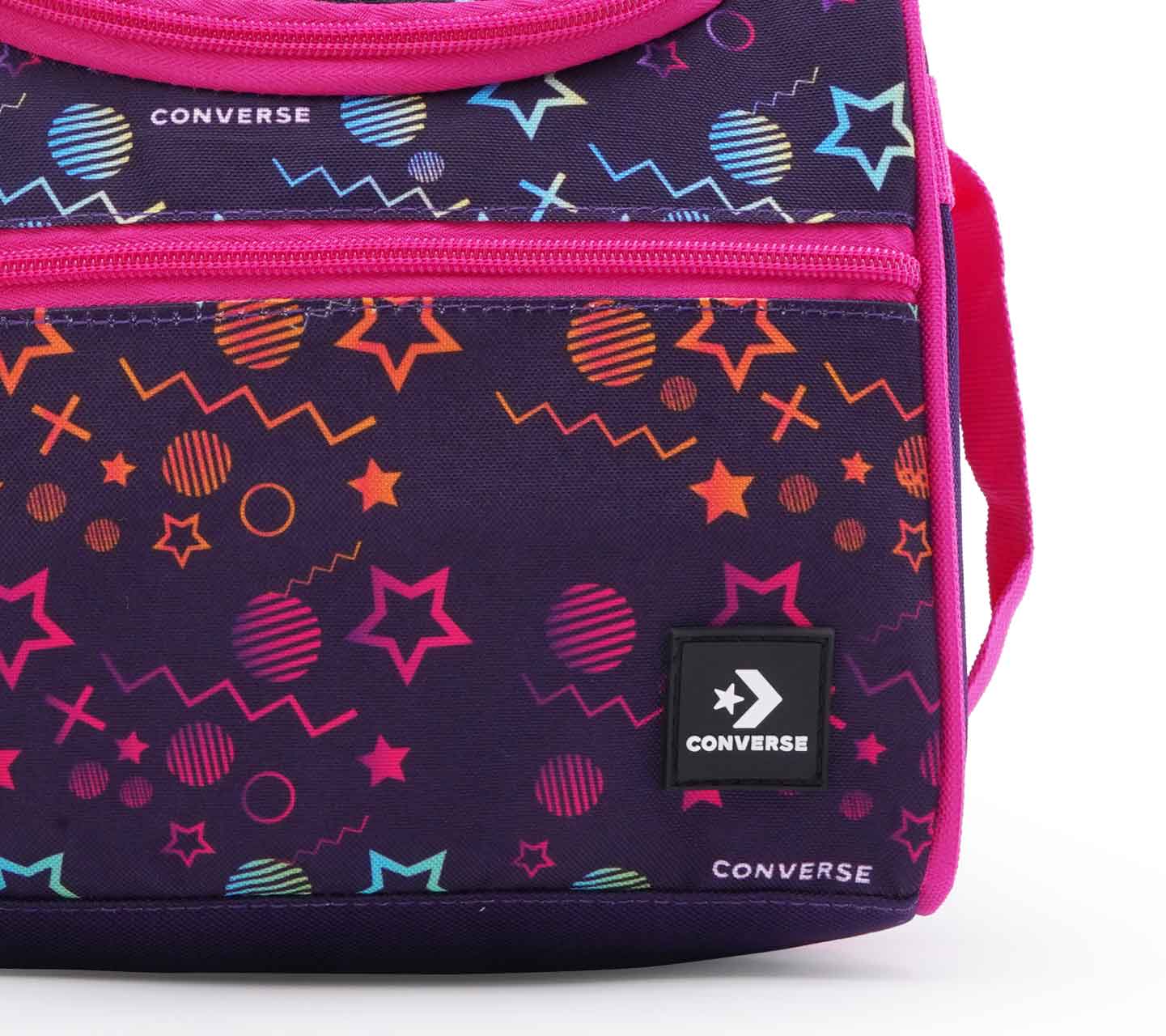 Lonchera Converse BTS 24 Multicolor con Fondo Lila Unisex Close up al logo