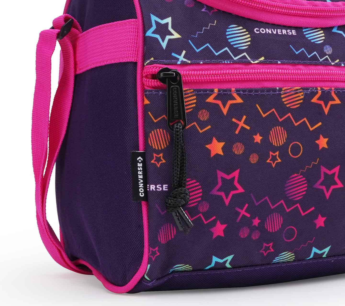 Lonchera Converse BTS 24 Multicolor con Fondo Lila Unisex Close up al cierre