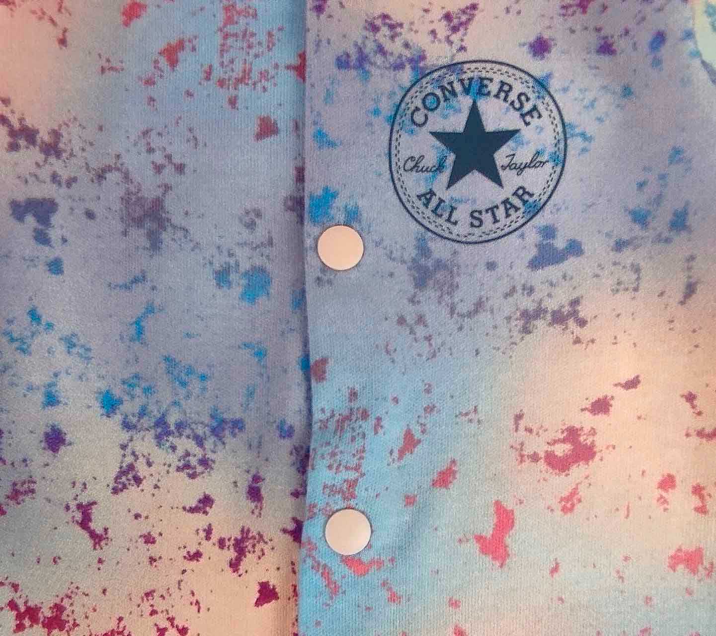 Mameluco Converse Multicolor para Bebe Close up logo