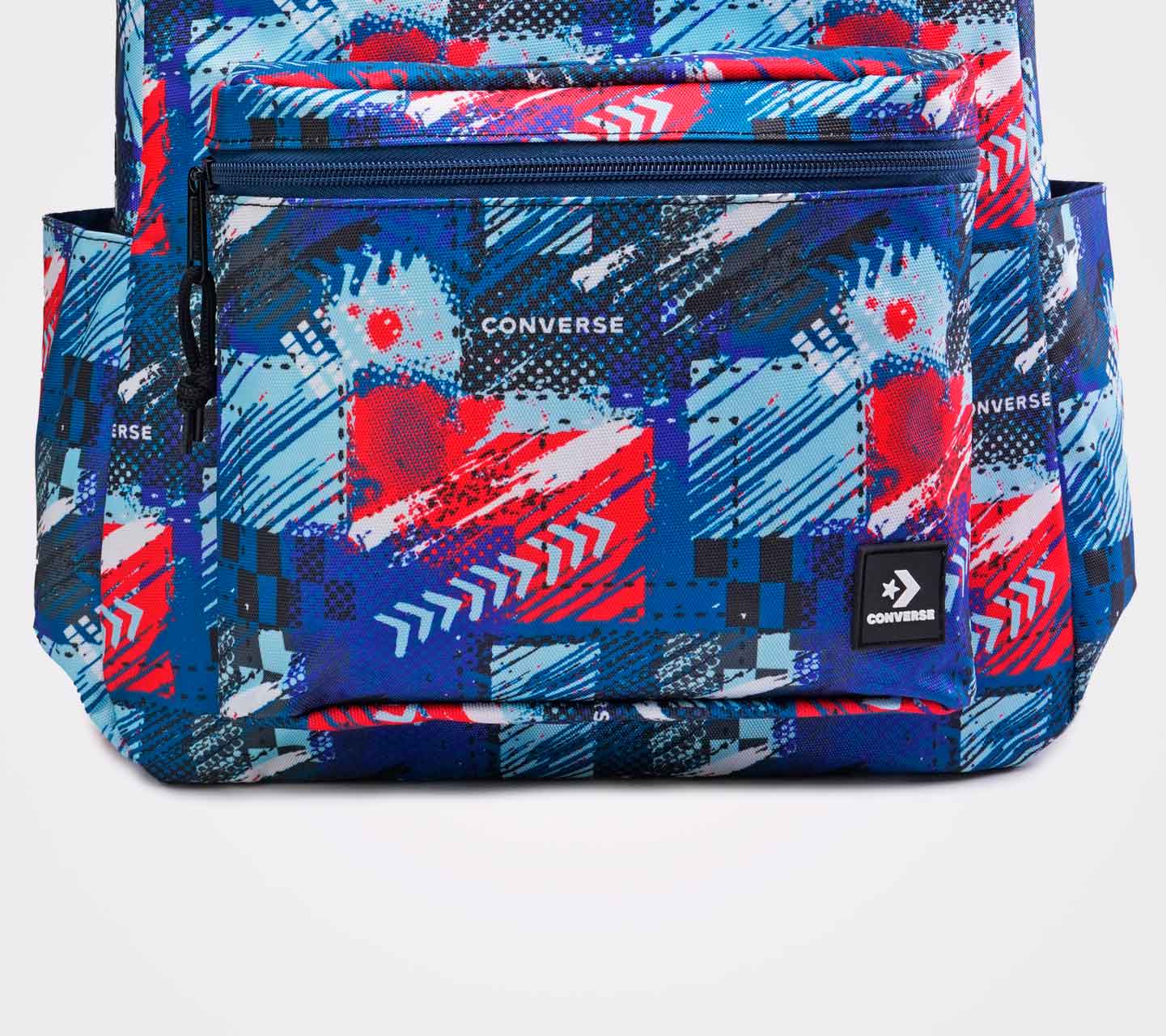 Mochila Converse BTS 24 Multicolor y Tonos Rojos en Acuarela Unisex Close up del bolsillo delantero