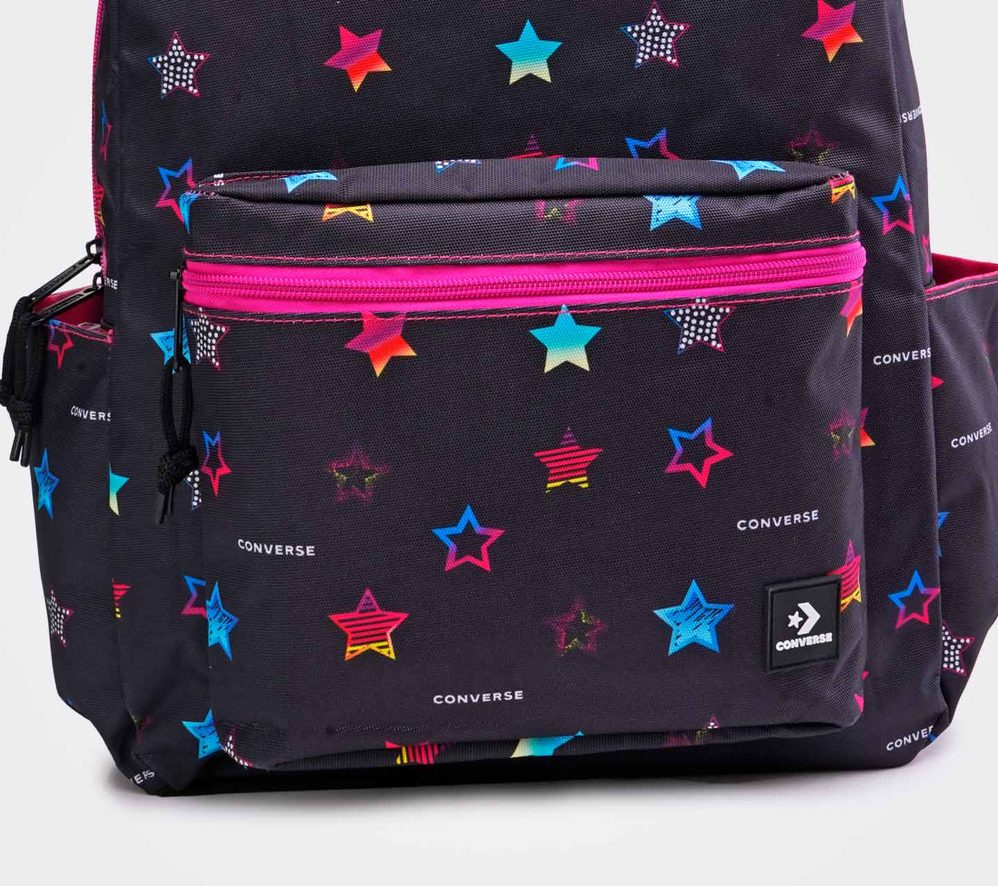Mochila Converse BTS 24 Negra con Estrellas Multicolor Close up del bolsillo