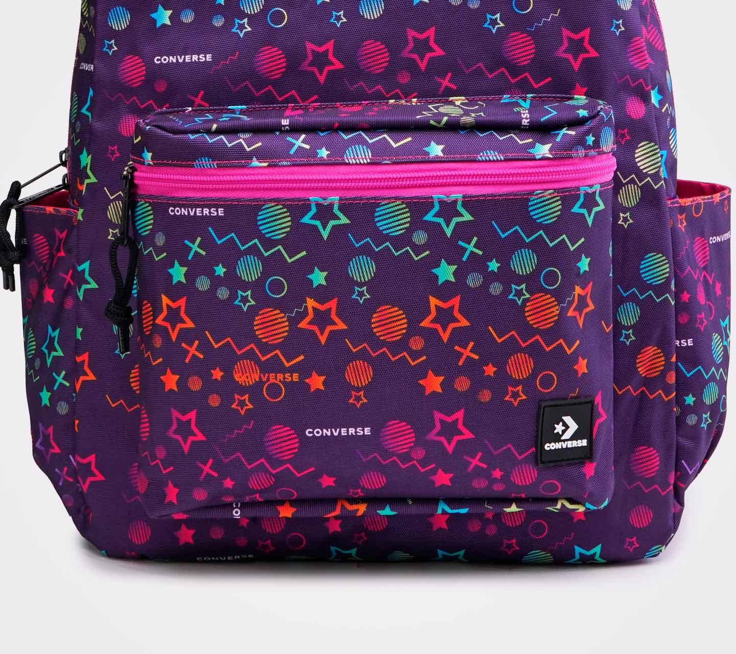 Mochila Converse BTS 24 Lila con Impresión Estrellas y Planetas Multicolor Unisex Close up del bolsillo