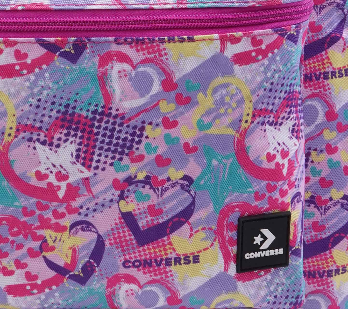 Mochila Converse BTS 24 Rosa con Impresión de Corazones Unisex Close up al logo
