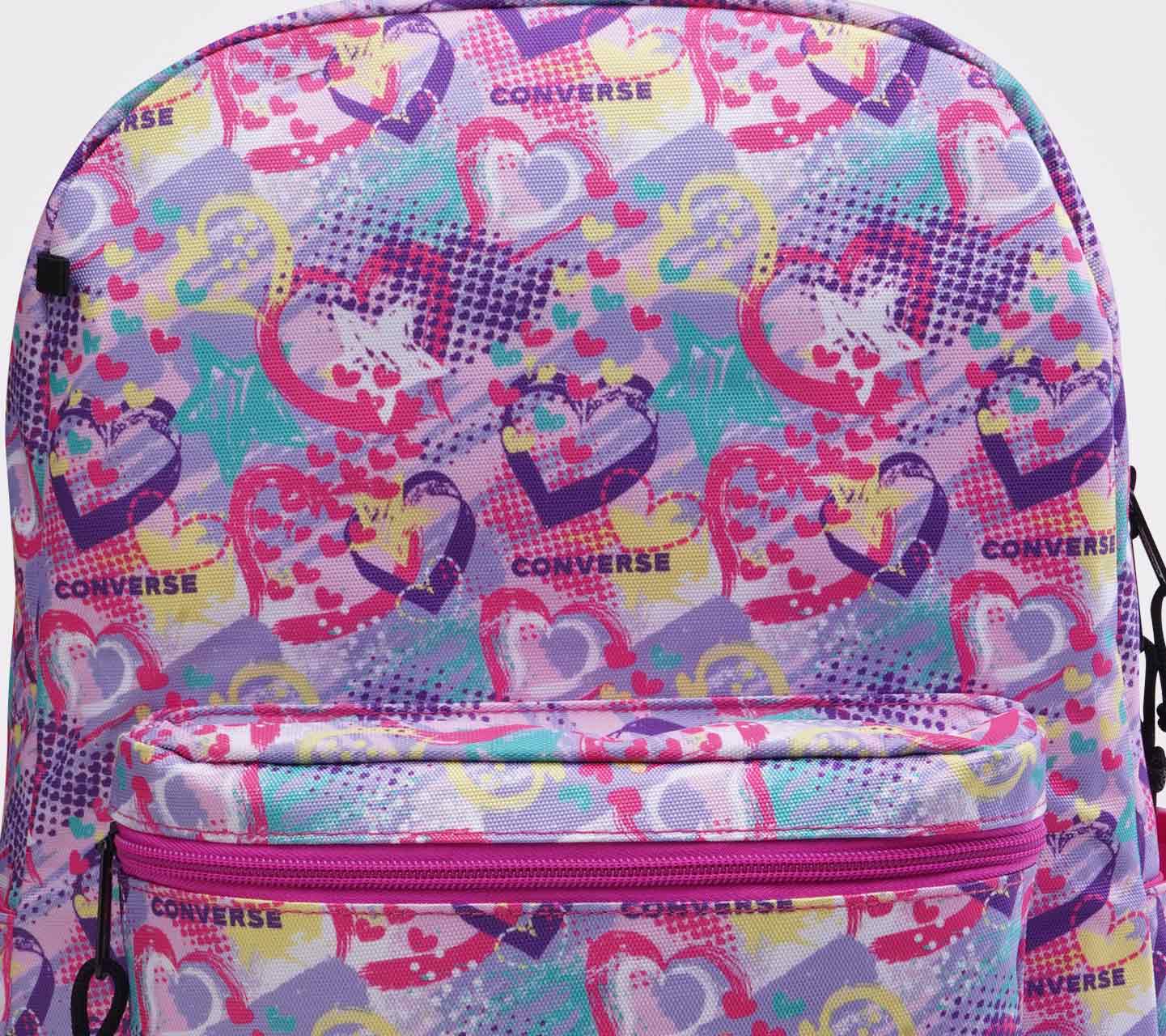 Mochila Converse BTS 24 Rosa con Impresión de Corazones Unisex Vista del estampado