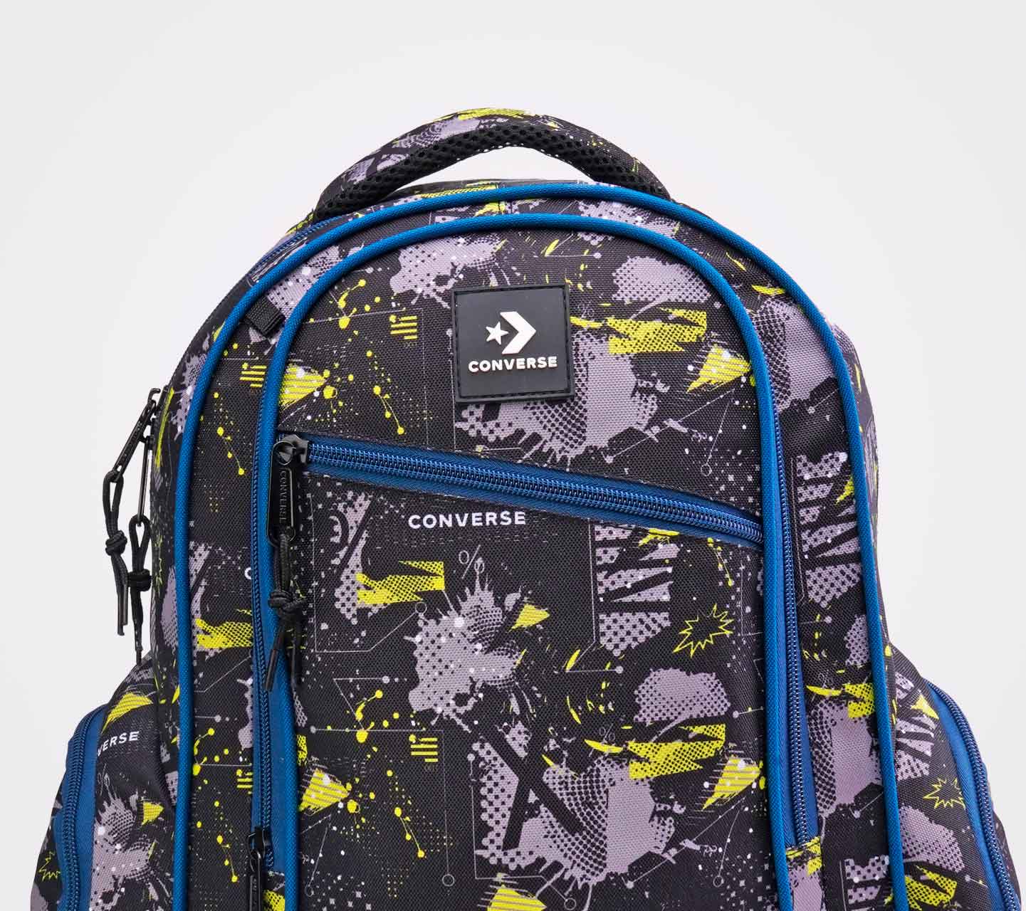 Mochila Converse BTS 24 Negra y Contrastes Amarillos Unisex Close up al logo central
