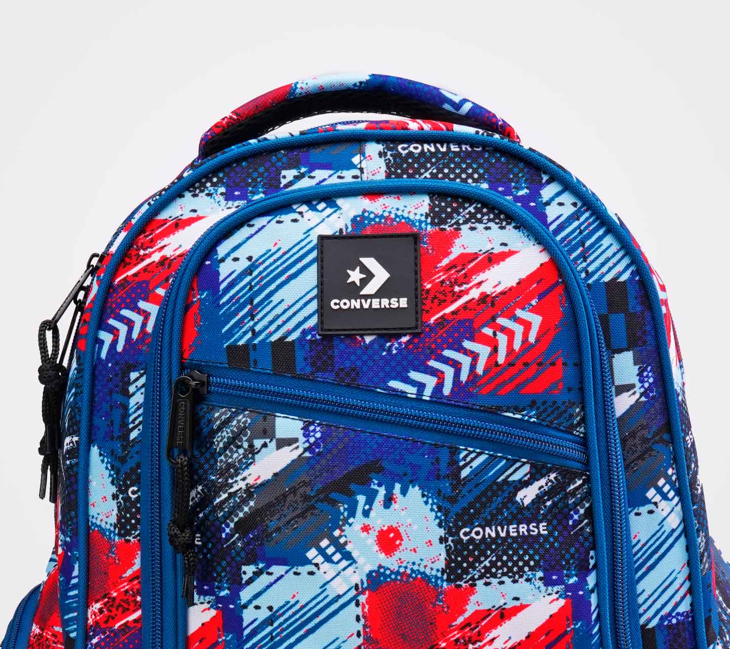 Mochila Converse BTS 24 Azul  Multicolor y Contrastes Rojo Unisex Close up al logo central