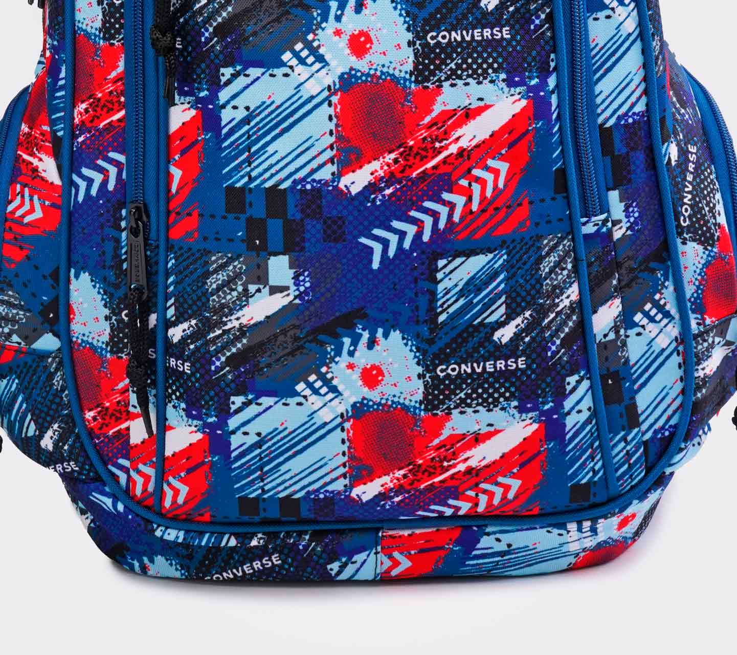 Mochila Converse BTS 24 Azul  Multicolor y Contrastes Rojo Unisex Close up parte inferior