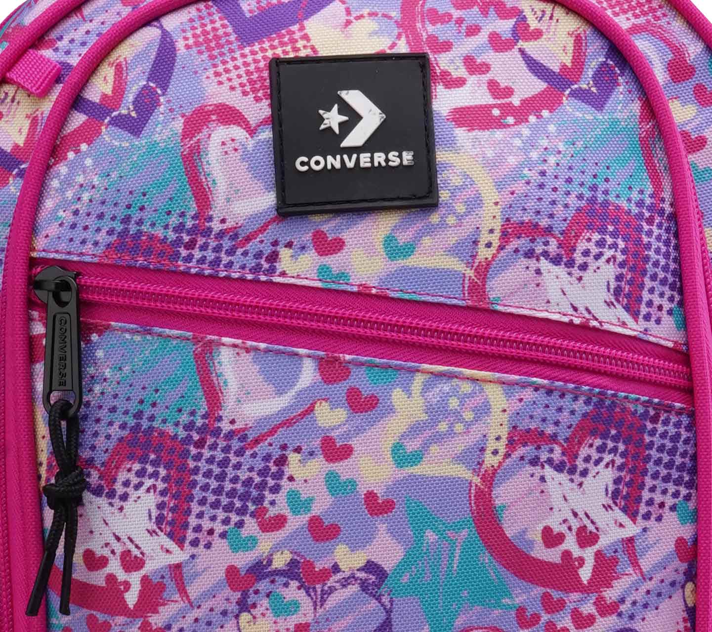 Mochila Converse BTS 24 Rosa Multicolor y Grafico de Corazones Unisex Close up al logo central