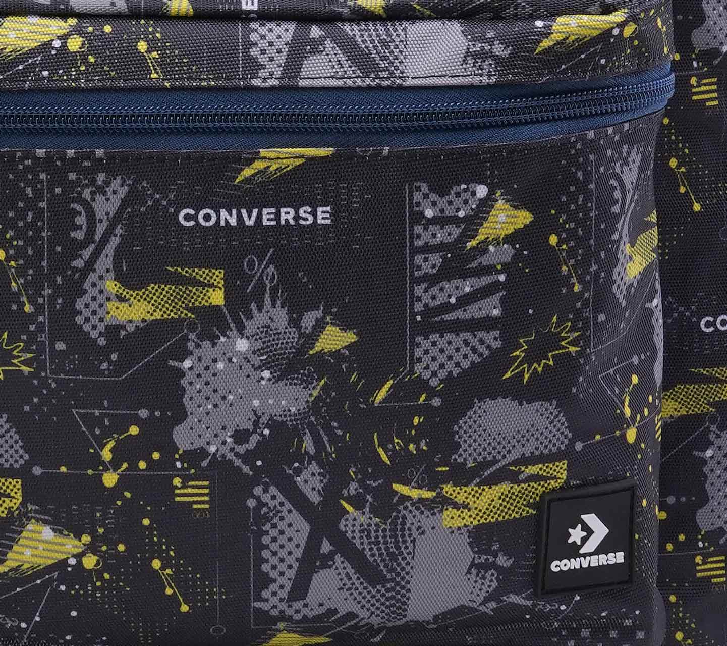 Mochila Converse BTS 24 Negra y Tonos en Contrastes Gris y Amarillo Unisex Close up al logo