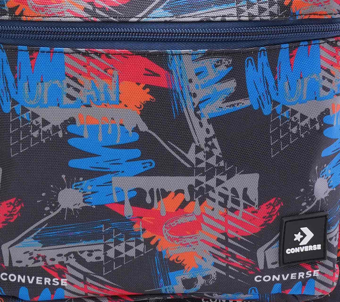 Mochila Azul Converse BTS 24 Multicolor Tonos en Contrastes Azul y Rojo Unisex Close up al logo