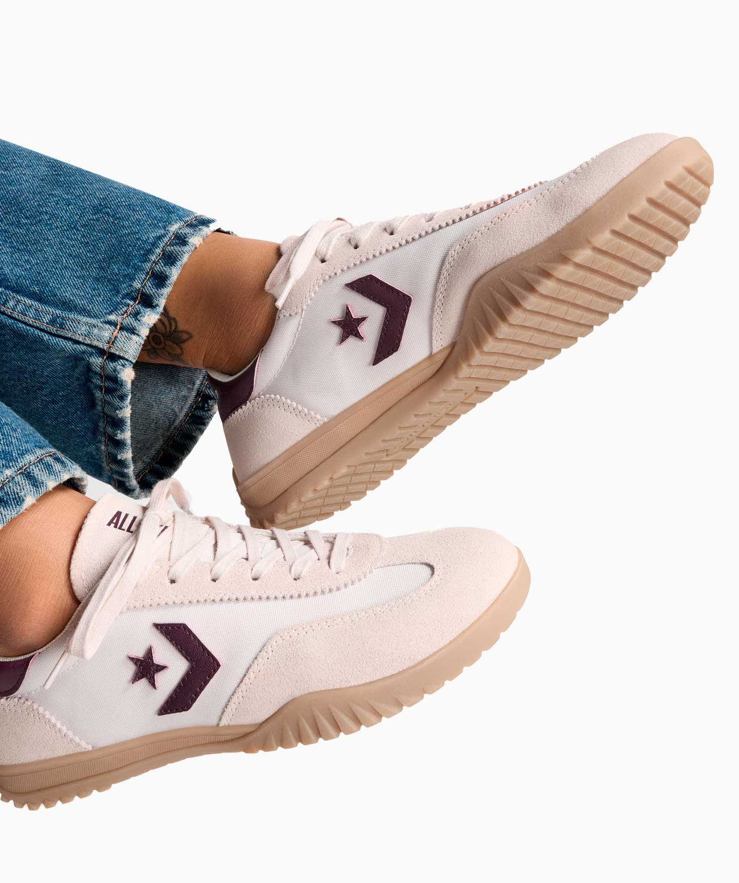 Tenis Converse Run Star Trainer Multicolor en Choclo de Gamuza para Mujer Vista close up de lifestyle