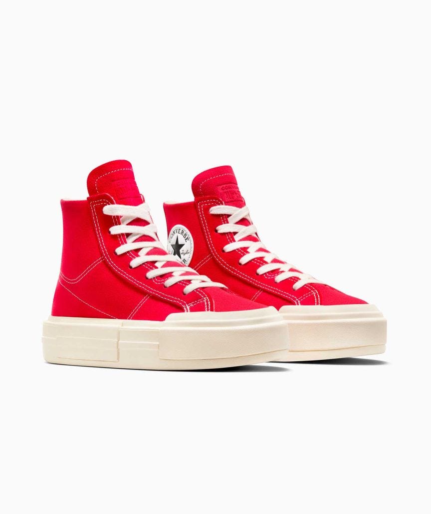 Tenis Converse de Plataforma Chuck Taylor Cruise Rojos en Bota de Lona para Mujer Vista lateral derecha del par