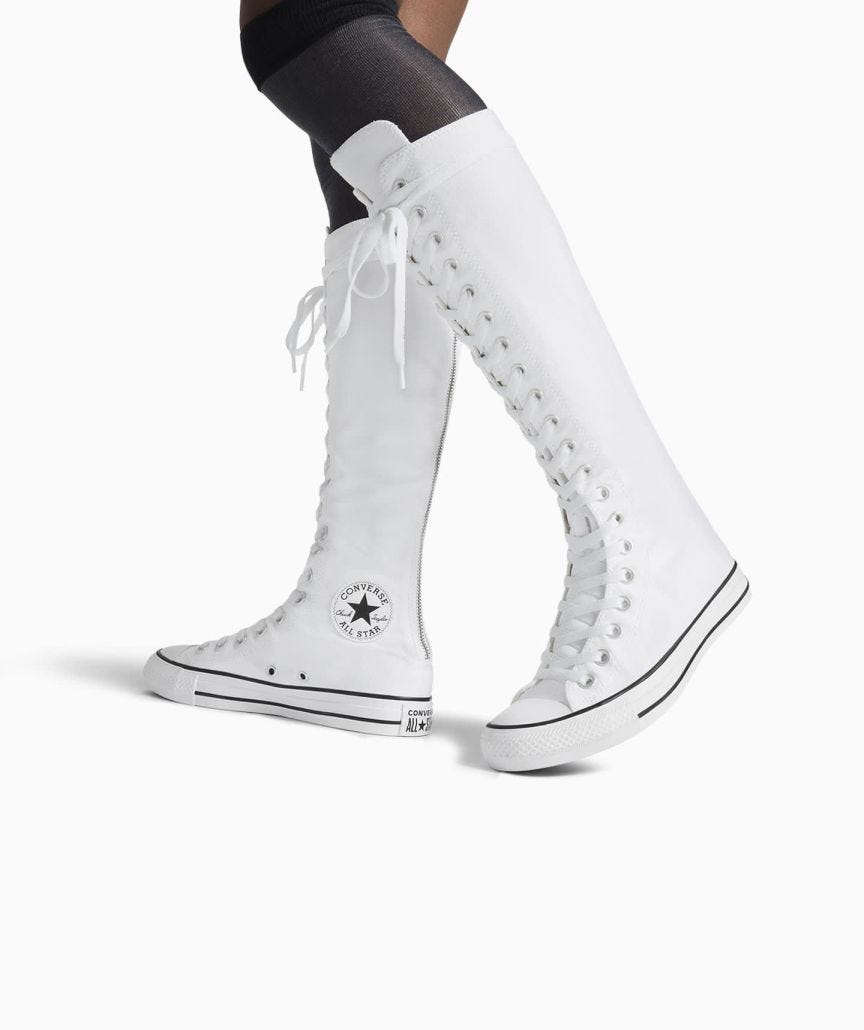 Tenis Converse Chuck Taylor XXHI Blancos en Bota de Lona para Mujer Vista close up de lifestyle
