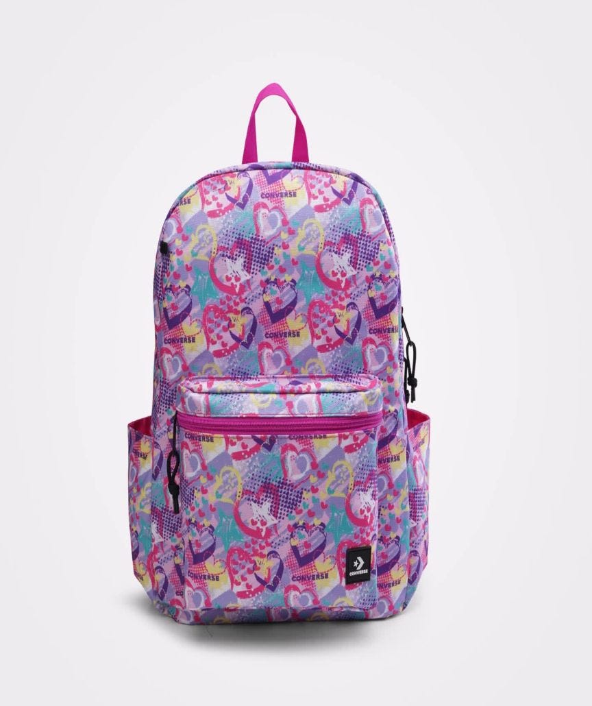Mochila Converse BTS 24 Rosa con Impresión de Corazones Unisex Vista frontal