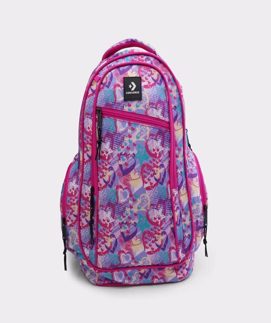 Mochila Converse BTS 24 Rosa Multicolor y Grafico de Corazones Unisex Vista frontal