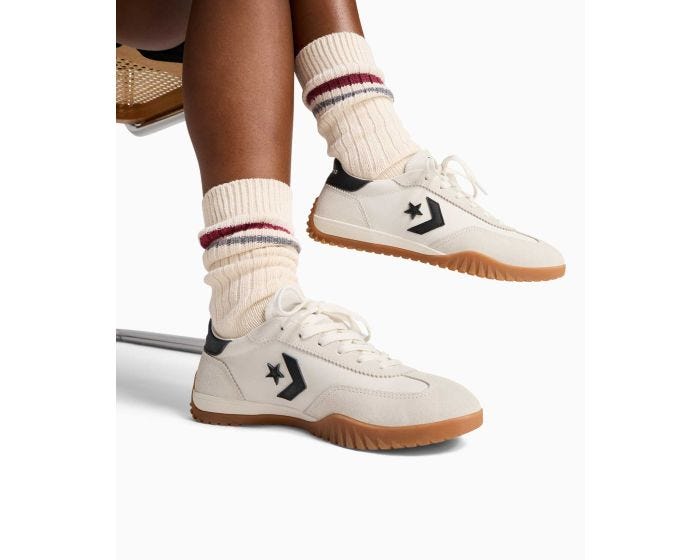Tenis Converse Run Star Trainer Beige en Choclo de Gamuza Unisex Vista close up de lifestyle
